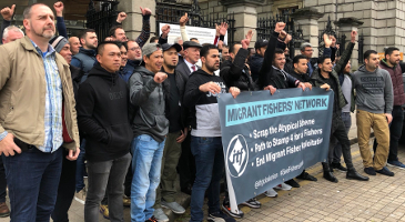 Wander-Fischer:innen protestieren vor dem irischen Parlament für Arbeitsrechte