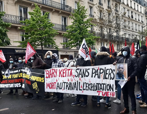 Foto von Bernard Schmid der Pariser Demo am 1.5.2021: Transparent zum Tod eines migrantischen Arbeiters ("Sans papiers"), der vorige Woche Opfer eines tödlichen Arbeitsunfalls wurde