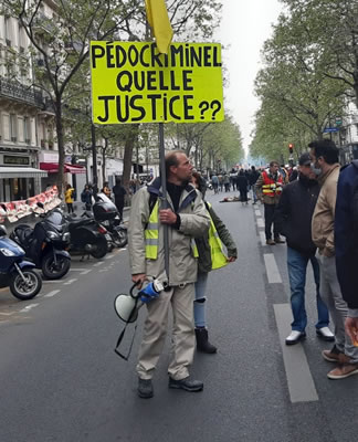 Foto von Bernard Schmid der Pariser Demo am 1.5.2021: Querspinner auf französisch: Photo von Gelbwesten-Demonstrant, Maskengegner und Verbreiter von QAnon-Thesen üb. "Kinderschänder-Netzwerke an den Schaltstellen"