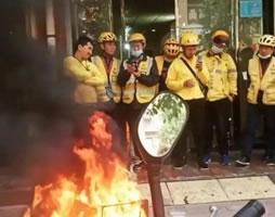 China: Essenslieferant verbrennt Uniform in symbolischem Protest