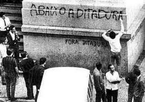 "Nieder mit der Diktatur". Historisches Foto aus der Zeit der brasilianischen Militärdiktatur (1964-1985)