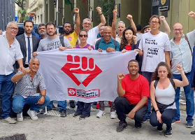 Sao Paulo / Brasilien: Metroarbeitende mit erhobener Faust vor dem Polizeipräsidium gegen Einschüchterung von Kollegin 2023
