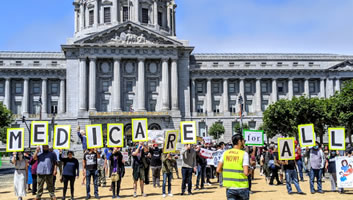 "Medicare for All": Tausende marschierten am 24. Juli in über 50 US-Städten für ein einkommensabhängiges oder kostenloses Gesundheitssystem