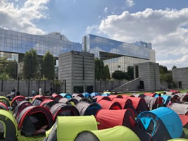 Protestaktion in Frankreich: Mindestens 600 obdachlose MigrantInnen schlagen in Paris Zelte auf