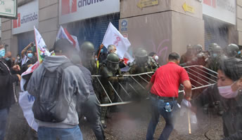 Führende Vertreter der Gewerkschaft der Regierungsangestellten ANEF am 20. Oktober in Santiago de Chile angegriffen, ihr Präsident kurzfristig verhaftet