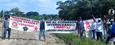 Dorfbewohner in Oaxaca/Mexiko vertreiben Bauarbeiter eines umstrittenen Bahnprojekts der Firma La Peninsular