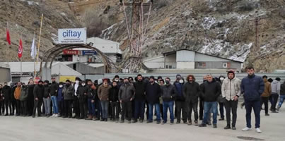 600 Bergarbeiter der Eisenminen von Divriği in der Türkei streiken mit Unterstützung der Bevölkerung für Gehaltserhöhungen und soziale Rechte