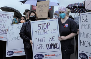 Tausende von Pflegekräften in öffentlichen Krankenhäusern Australiens widersetzen sich einem Streikverbot für bessere Nurse-to-Patient-Ratio und Gehaltserhöhung