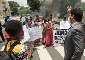 Mit brennenden Straßenblockaden fordern Straßenverkäufer:innen in Recife finanzielle Hilfen nach Absagen des Karnevals in Brasilien