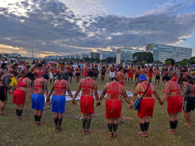 Protest von Indigenen gegen Bolsonaro am 9. April 2022 in Brasilia (Foto: Edel Moraes - wir danken!)