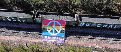 Greenpeace-Aktivist:innen blockieren einen Zug mit russischer Kohle in Hanko, Finnland