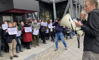 Protest: Die Kündigungen der drei Beschäftigten der Anzeigenabteilung der taz nord müssen vom Tisch (Foto: Jörg Reichel (dju/ver.di) - wir danken!)