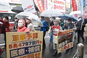 1. Mai 2022 in Tokio/Japan: Das Militärbudget 5.4797 Billion Yen sollte für Gesundheitssystem und Sozialhilfe bereitstellen! (links) Mit der internationalen Antikriegsbewegung den Ukrainekrieg stoppen! (rechts). (Foto von Doro-Chiba)