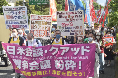 Antimilitaristische Kundgebung des Basisgewerkschaft Doro Chiba am 22. Mai 2022 in Tokio: Die Demonstration hat angefangen. Der Man in der Mitte ist Ex-Vorsitzender von Doro-Chiba, Yasuhiro TANAKA