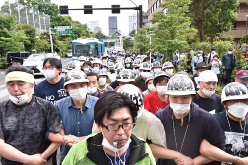 Antimilitaristische Kundgebung des Basisgewerkschaft Doro Chiba am 22. Mai 2022 in Tokio: Viele junge Menschen beteiligen sich an der kraftvollen und energischen Demonstration