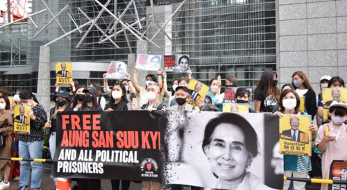 Antimilitaristische Kundgebung des Basisgewerkschaft Doro Chiba am 22. Mai 2022 in Tokio: Die Demonstration geht vorbei an einer Protestaktion von Myanmar-AktivistInnen, die hartnäckig gegen die Militärregierung kämpfen