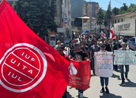 Georgien: Streik bei Mineralwasserwerken IDS Borjomi gegen Lohnkürzungen und Entlassungen