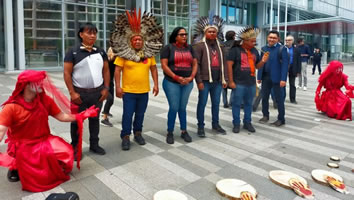 Brasilien: Nationaler Indigenenverband Apib verklagt mit 10 Organisationen die französische Supermarktkette Casino