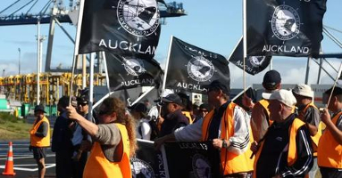 Hafenarbeiter:innen mit Fahnen in Auckland/Neuseeland (ITF Global)
