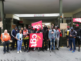 Streik der Gorillas in Paris/Frankreich mit CGT Fahne