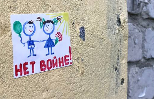 Kindersticker "Nein zum Krieg" auf Russisch