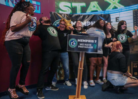 Bild der sieben Starbucks Aktivist:innen, die wieder eingestellt werden
