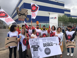 Protest vor dem Lager von Ceva Logistics für Amazon Türkei gegen Entlassung von 35 Kolleg:innen ausdrücklich wegen gewerkschaftlicher Aktivitäten