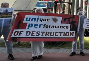Jahreshauptversammlung des Uniper-Konzerns am 18. Mai 2022: Protestaktion „UNIque PERformance of Destruction“ vor der Zentrale in Düsseldorf