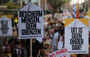 MiGreat NL protestiert im September 2022 gegen flüchtlingsfeindliche Asylpolitik in den Niederlanden