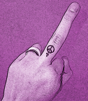 Stinkefinger mit feministischen Antikriegstattoo