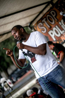 Portugal: Aktivist Mamadou Ba auf einer Bühne mit Mikrofon