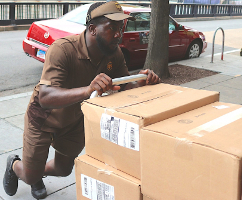 USA: UPS Lieferfahrer schiebt riesige Pakete