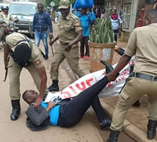 Uganda: Willkürliche Inhaftierung des Menschenrechtsverteidigers Barigye Bob ruft breite Proteste hervor