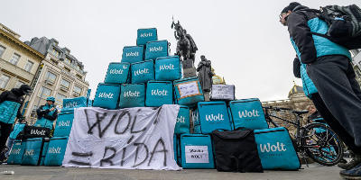 Tschechien/Prag: Ein Stapel von Wolt Lieferboxen auf einem zentralen Platz