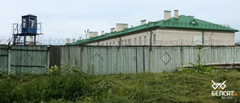 Belarus: Blick auf ein Gefängnis mit Stacheldrahtzaun