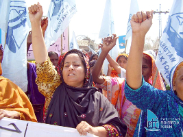 Pakistan: Fischerinnen mit erhobener Faust bei 8. März Demonstration
