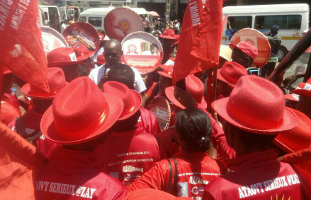 Madagaskar: Protest zur Freilassung von Sento Chang von Gewerkschafter*innen mit roten Hüten