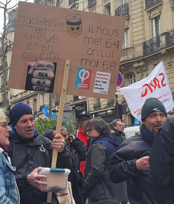 Demo in Paris gegen die Renten"reform" am 7. März 2023: Busfahrer mit Gelddose für Streikgeldsammlung (Foto Bernard Schmid)