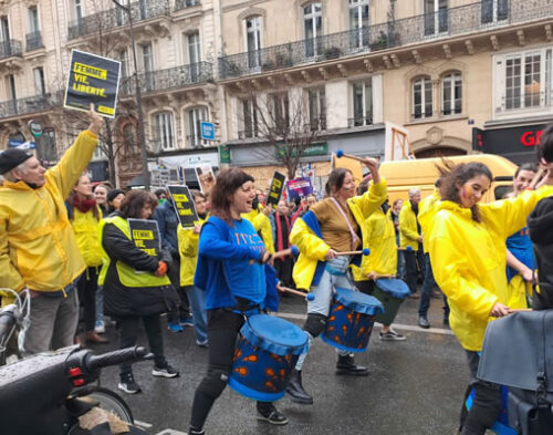 Frauentagsdemo in Paris am 8. März 2023: Demoblock mit Amnesty international-Beteiligung & Iran-Bezug durch den Slogan (femme, vie, Liberté = "Frau, Leben, Freiheit" bzw. Zan, Zendegi, Azadi) (Foto Bernard Schmid)