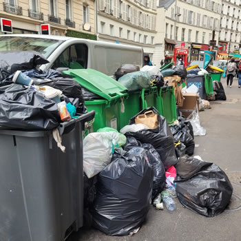 Demo in Paris gegen die Renten"reform" am 11. März 2023: Müllabfuhrstreik in Paris: Inzwischen mehr als 5.400 Tonnen... (Foto Bernard Schmid)