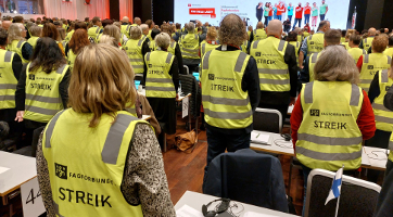 Eine Streikversammlung von Kolleg*innen in Norwegen mit gelben Streikwesten
