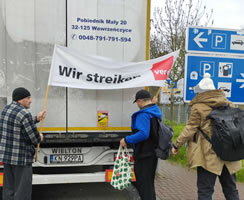 Mind. 55 Lkw-Fahrer aus Georgien und Usbekistan streiken auf der Autobahnraststätte bei Darmstadt für ihren Lohn von der polnischen Firmengruppe Mazur (Foto: Faire Mobilität)