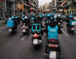 Griechenland: Eine Fahrerkolonne von Wolt-Ridern fährt durch Athen in Demonstration