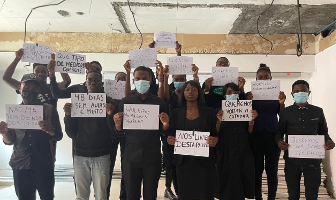 Angola: Studierende halten Schilder hoch, die sich mit dem Streik solidarisieren