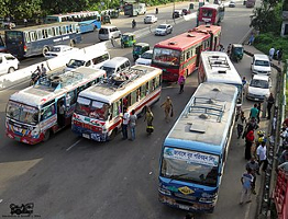 Bangladesh: Mehrere alte parkende Busse und Busfahrer*innen, die streiken