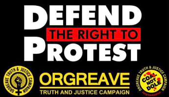 Großbritannien: Banner zur Verteidigung des Rechts auf Protest und öffentliche Meinungsäußerung - weiße, rote und gelbe Schrift auf schwarzem Hintergrund