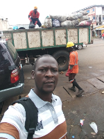 Kamerun, Ortschaft Buea: Arbeitende sammeln auf einem LKW Plastikmüll ein