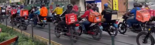 Peru: Dutzende Fahrer*innen des Lieferdienst Rappi fahren auf der Straße um zu protestieren