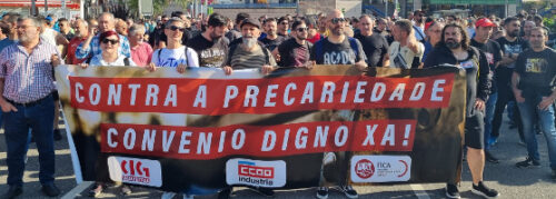 Galicien/Spanien: Arbeitende halten ein Banner mit der Aufschrift: Gegen die Prekarität auf Galicisch