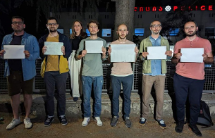 Tiflis: Sieben Proestierende aus Georgien halten ein weißes Blatt Papier vor sich